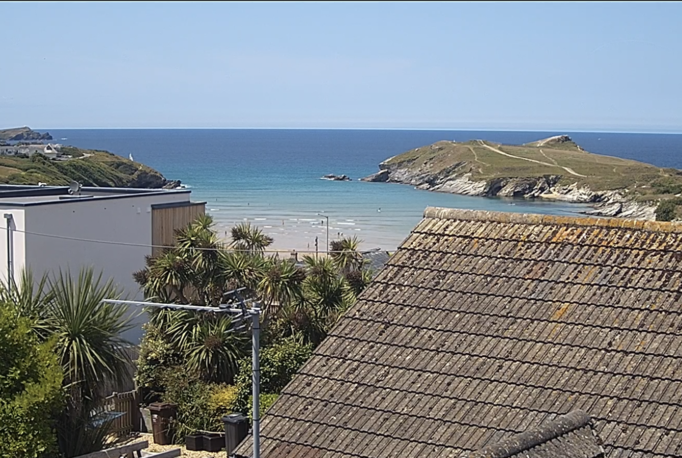 Porth Beach webcam provided by Newquay Weather